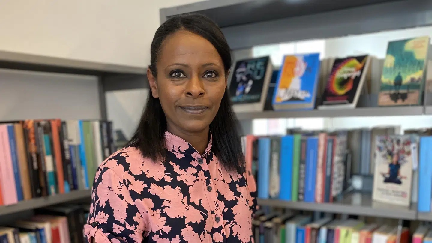 Almaz Mengeshas mor er bibliotikar og har lært hende at elske folkebiblioteket.
