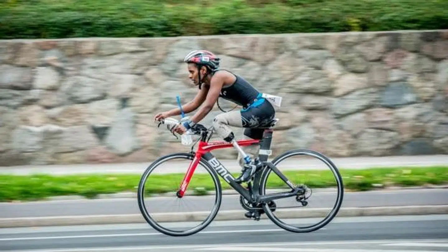 Almaz Mengesha hader at cykle. Hun kan ikke finde ud af at dreje, så når hun skal vende, står hun af cyklen og løfter den. Alligevel fik hun trænet sig op til at gennemføre triatlon.