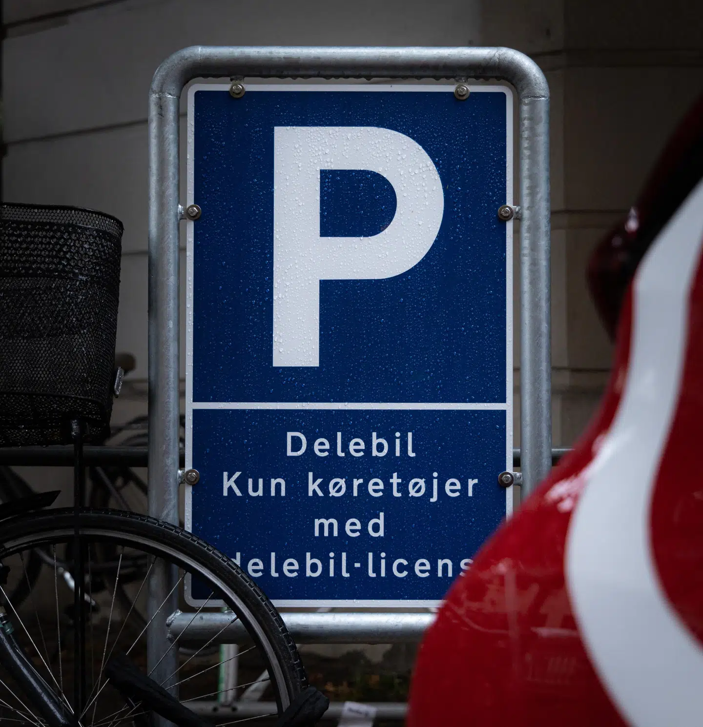Delebilsskilt i København. Delebiler er et af kommunens forsøg på at få flere biler ud af bybilledet.