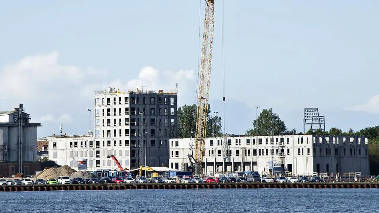 Foto af ældre dato af ombygningen på Aalborgs gamle spritfabrikker. Det er blandt andet aftalen om Aalborg Kommunes – og derigennem rådmand Hans Henrik Henriksens – praksis med de såkaldte 'udbygningsaftaler', der har fået det til at storme omkring rådmanden, der for nylig meddelte sit stop.