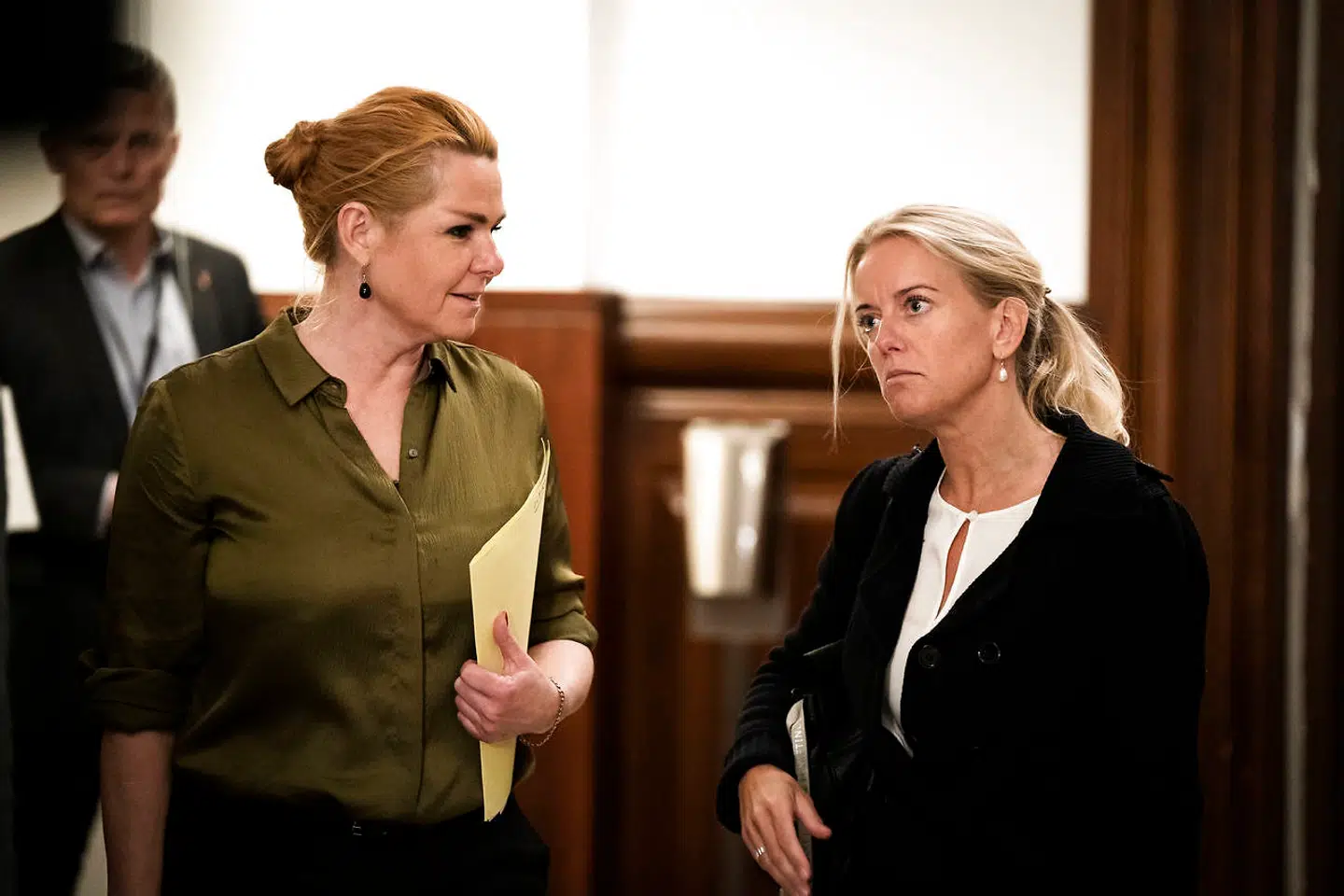 Inger Støjberg og Pernille Vermund (NB) er blandt de borgerlige profiler, der har været ude med riven efter S-regeringens håndtering af den nye særlov.