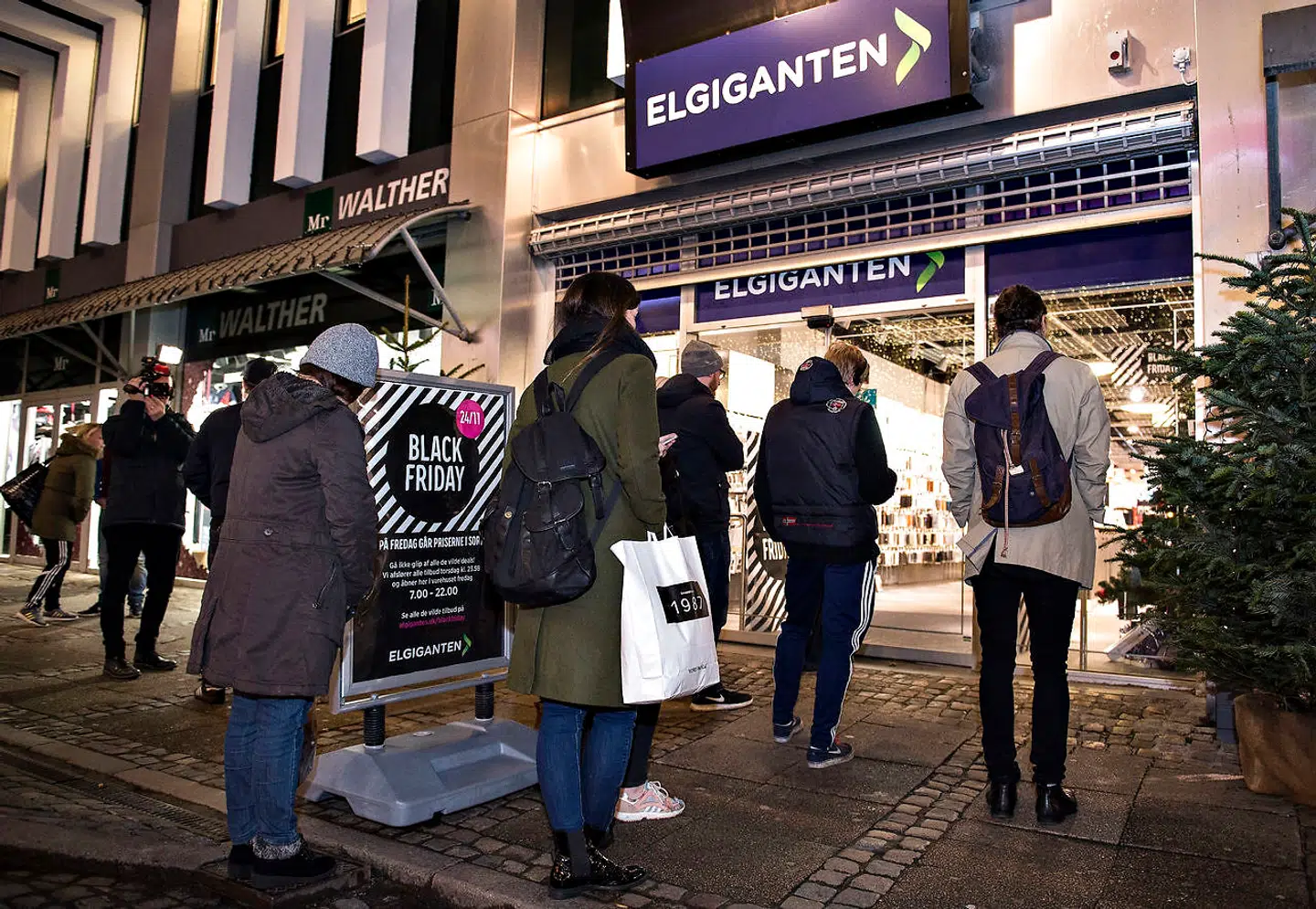 Kø udenfor Elgiganten i Aalborg City om morgenen under Black Friday , fredag d. 24. november 2017. (Foto: Henning Bagger/Scanpix 2017)