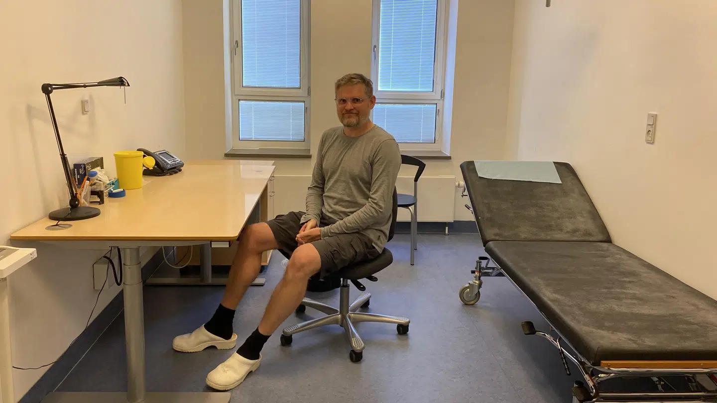 Asser Hedegård Thomsen sidder her i det lokale, der bliver brugt til at lave undersøgelser på levende mennesker, der for eksempel har været udsat for voldtægt, gennembankning, skud, kvælning eller lignende.