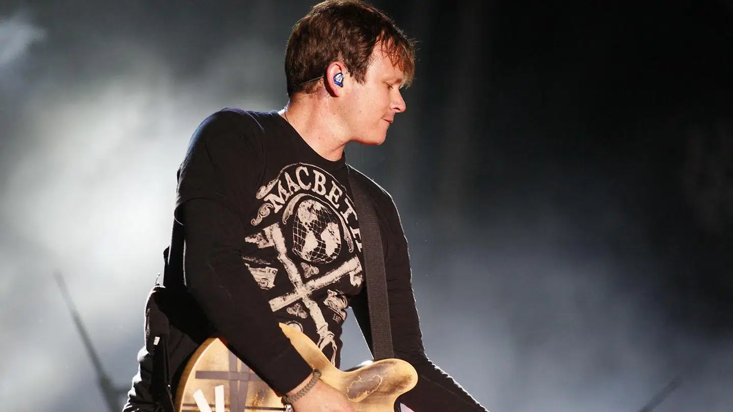 Mark Hoppus på scenen.