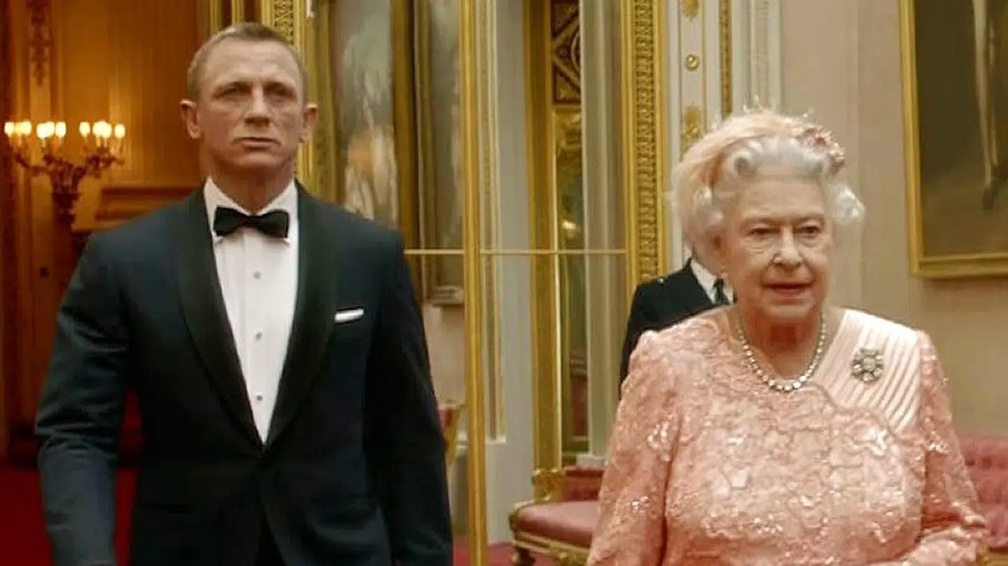 Daniel Craig har som James Bond haft mange vigtige opgaver. En af de mest mindeværdige var nok, da han blev bedt om at bringe den britiske dronning sikkert frem til OL i London i 2012.