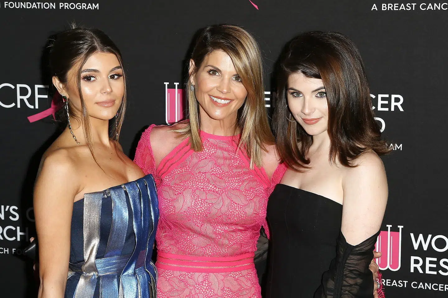 Lori Loughlin flankeret af sine to døtre Olivia Jade Gianulli (tv) og Isabella Gianulli (th).