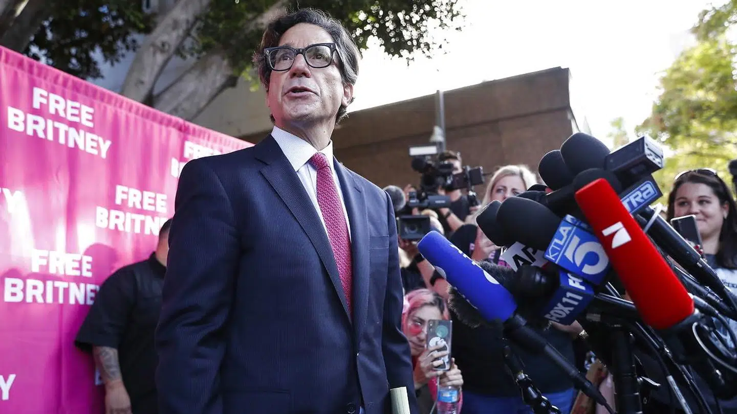 Britney Spears' advokat Matthew Rosengart udenfor Stanley Mosk retsbygningen i Los Angeles efter afgørelsen. Her var pressen og #FreeBritney-bevægelsen mødt talstærkt op.