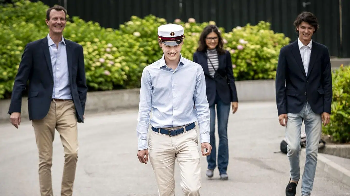 Prins Felix ses her med sine forældre og sin storebror, prins Nikolai.