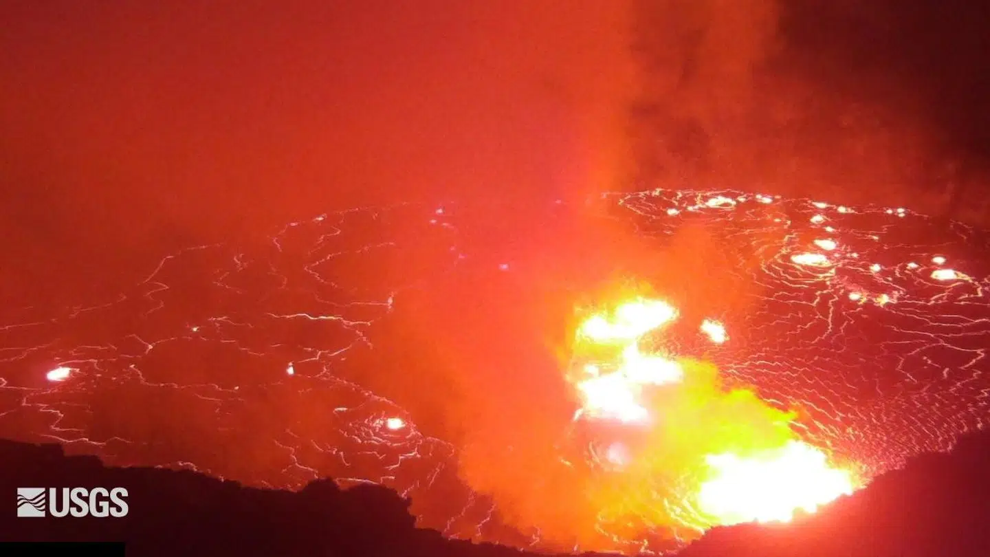 De mange sprækker, hvor lavaen siver ud.