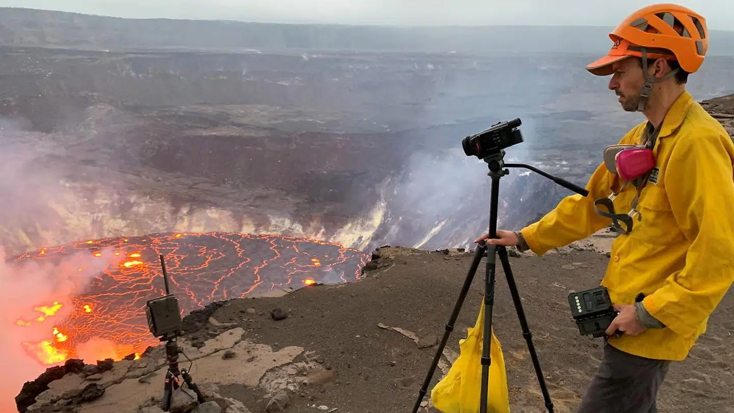 En geolog fra U.S. Geological Survey's Hawaiian Volcano Observatory.