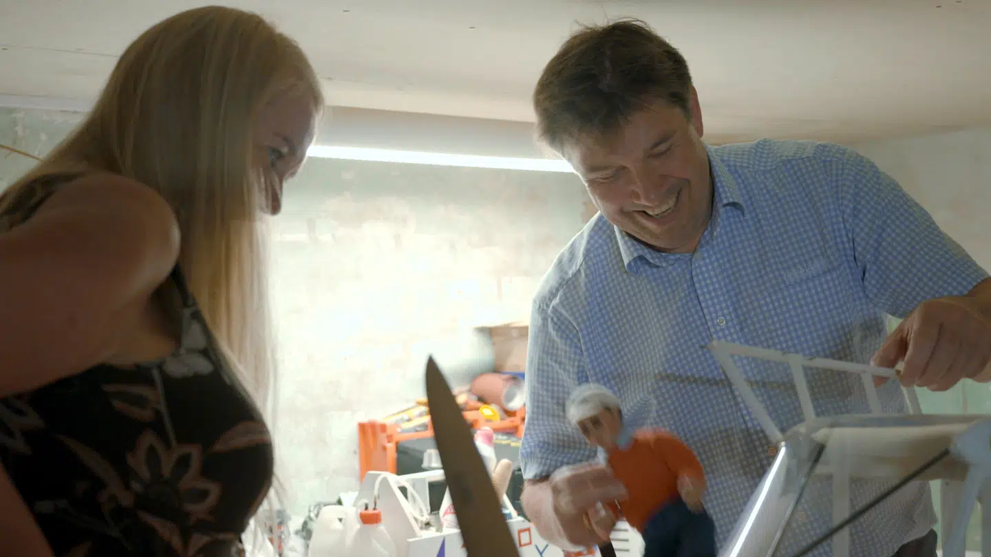 Michael Dalgaard viser Christina Gouveia sine modelfly.