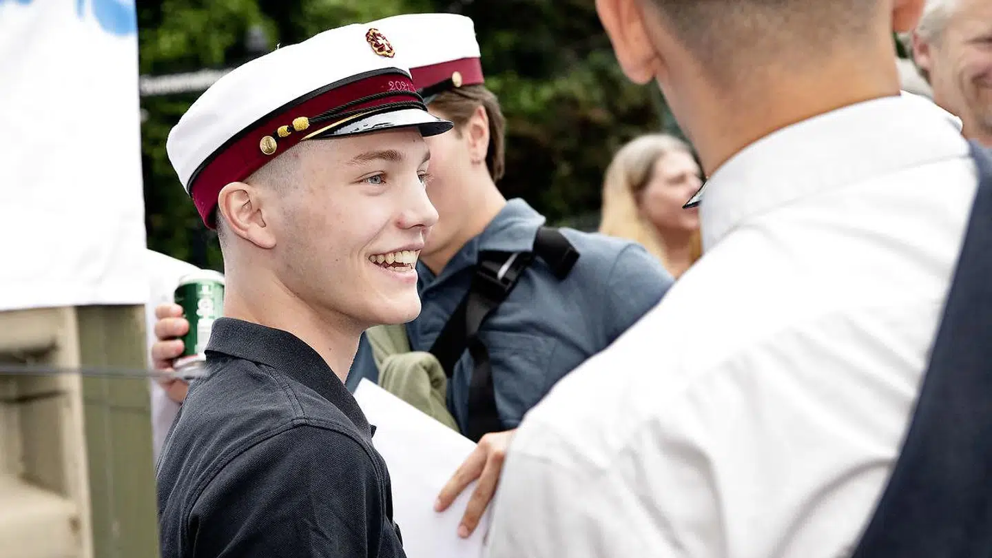 Prins Felix lod sig forleden kronrage af sin mor, grevinde Alexandra. Så han kunne blive helt klar til militæret.