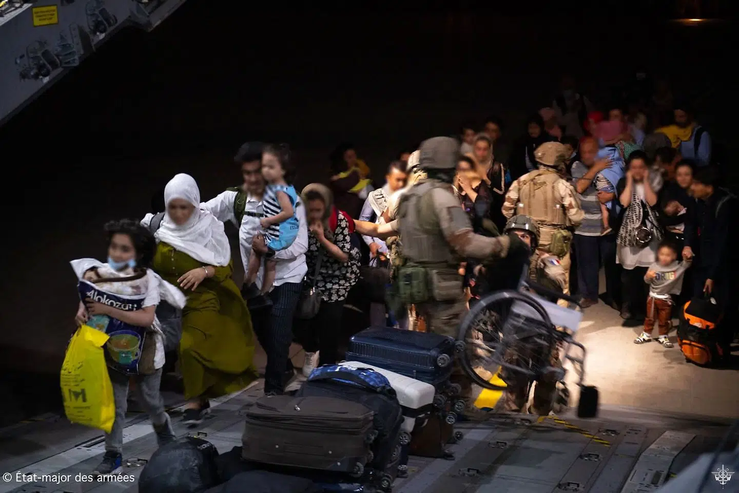 Afghanere evakueres fra lufthavnen i Kabul. Arkivfoto.