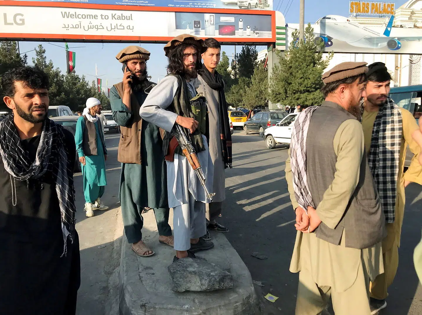 Taliban-krigere patruljerer gaderne ved lufthavnen i Kabul 16. august.