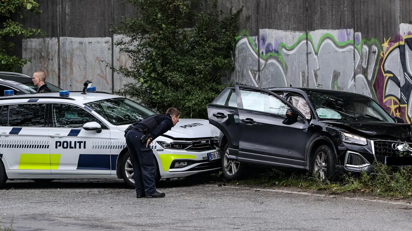 Den bil, som politit eftersatte, skød efter og til sidst fik stoppet via en påkørsel. Foto: Steven Knap/Byrd