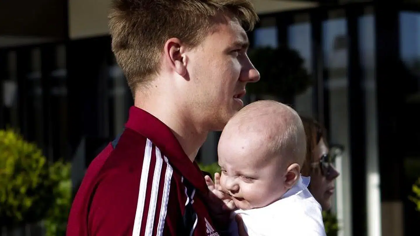 Nicklas Bendtner med sin og Caroline Flemings søn Nicholas, da han var under et år gammel, og Bendtner var på landsholdslejr i juni 2011.