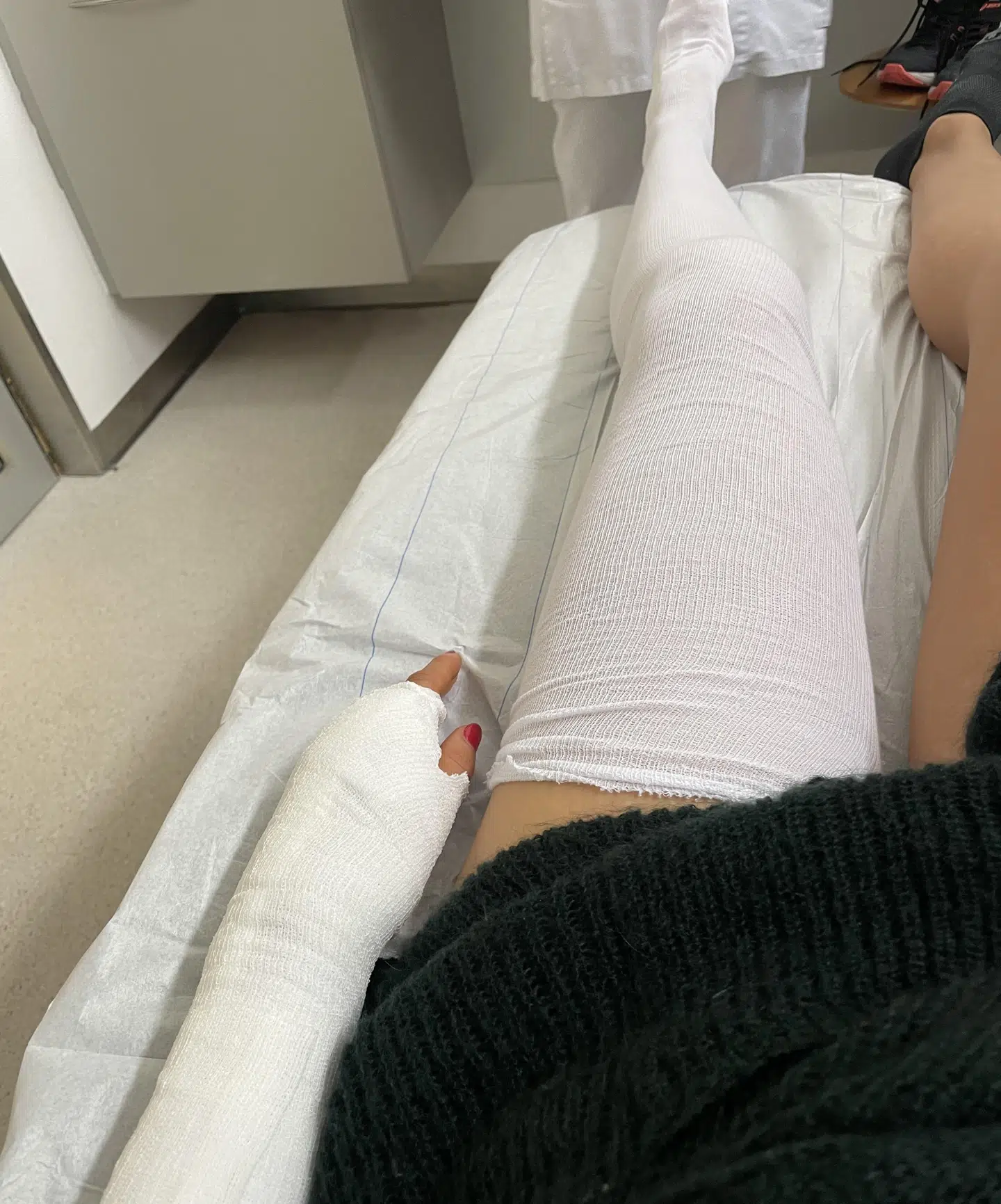 På det belgiske hospital blev Mai Manniche scannet og lagt i midlertidig gips. Scanningerne viste, at hun har brækket knæet, håndleddet og albue i venstre side. Nu afventer hun en nærmere undersøgelse hjemme i Danmark på, om hun skal opereres for sine brud.