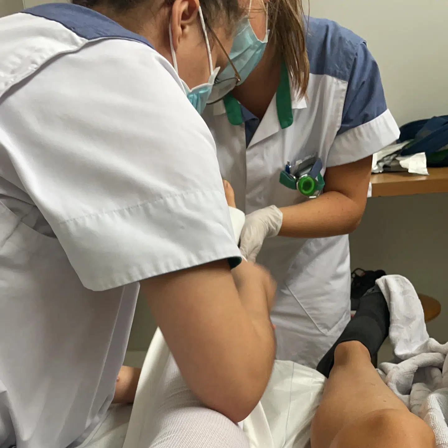Mai Manniche blev hastet til et belgisk hospital, der valgte at sende hende med ambulance hele vejen til Danmark i nat torsdag.