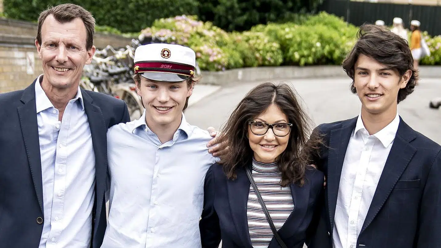 Prins Felix sammen med prins Joachim, grevinde Alexandra og prins Nikolai efter at han er blevet student fra Gammel Hellerup Gymnasium.