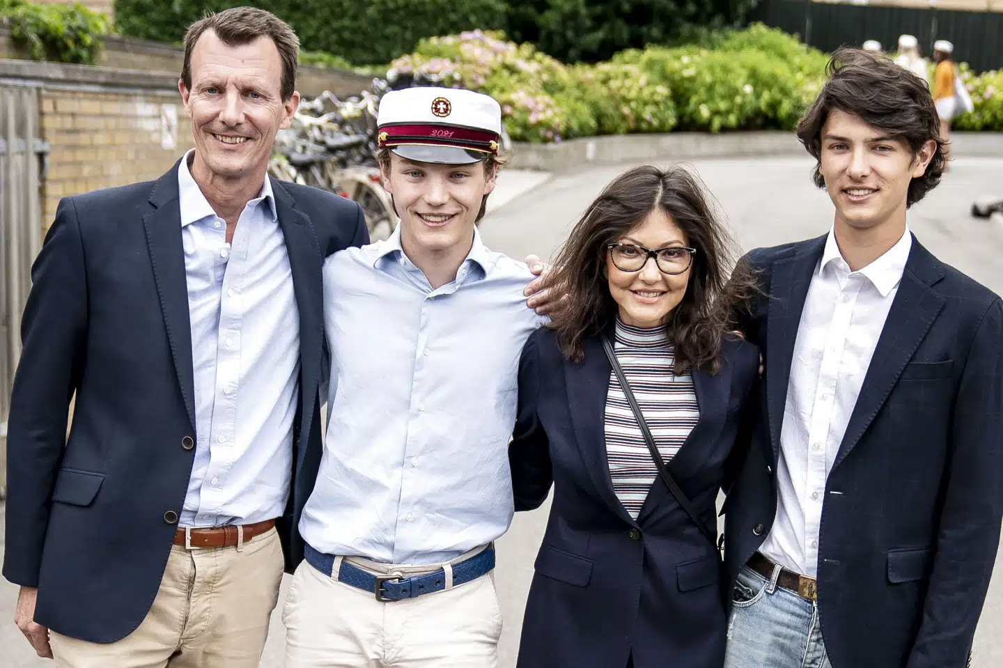 Efter prins Felix (nummer to fra venstre) i sommer blev student, startede han på en militæruddannelse. Den er han nu droppet ud af - ligesom hans bror, prins Nikolai (nummer et fra højre), også gjorde. Her ses de med deres forældre, prins Joachim og grevinde Alexandra. (Arkivfoto) Mads Claus Rasmussen/Ritzau Scanpix