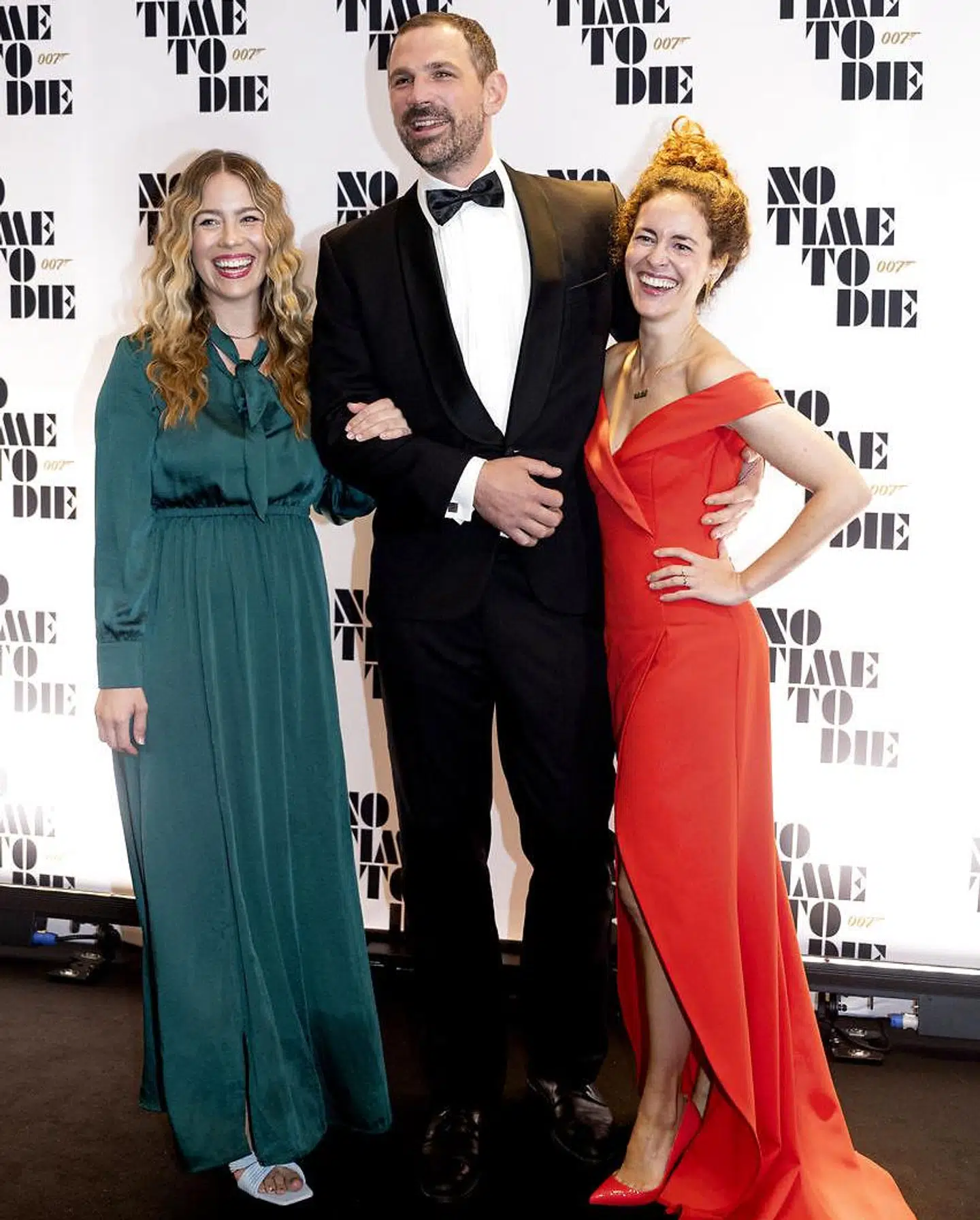 Mathilde Norholt til højre på den røde løber til 'No Time To Die'-premieren.