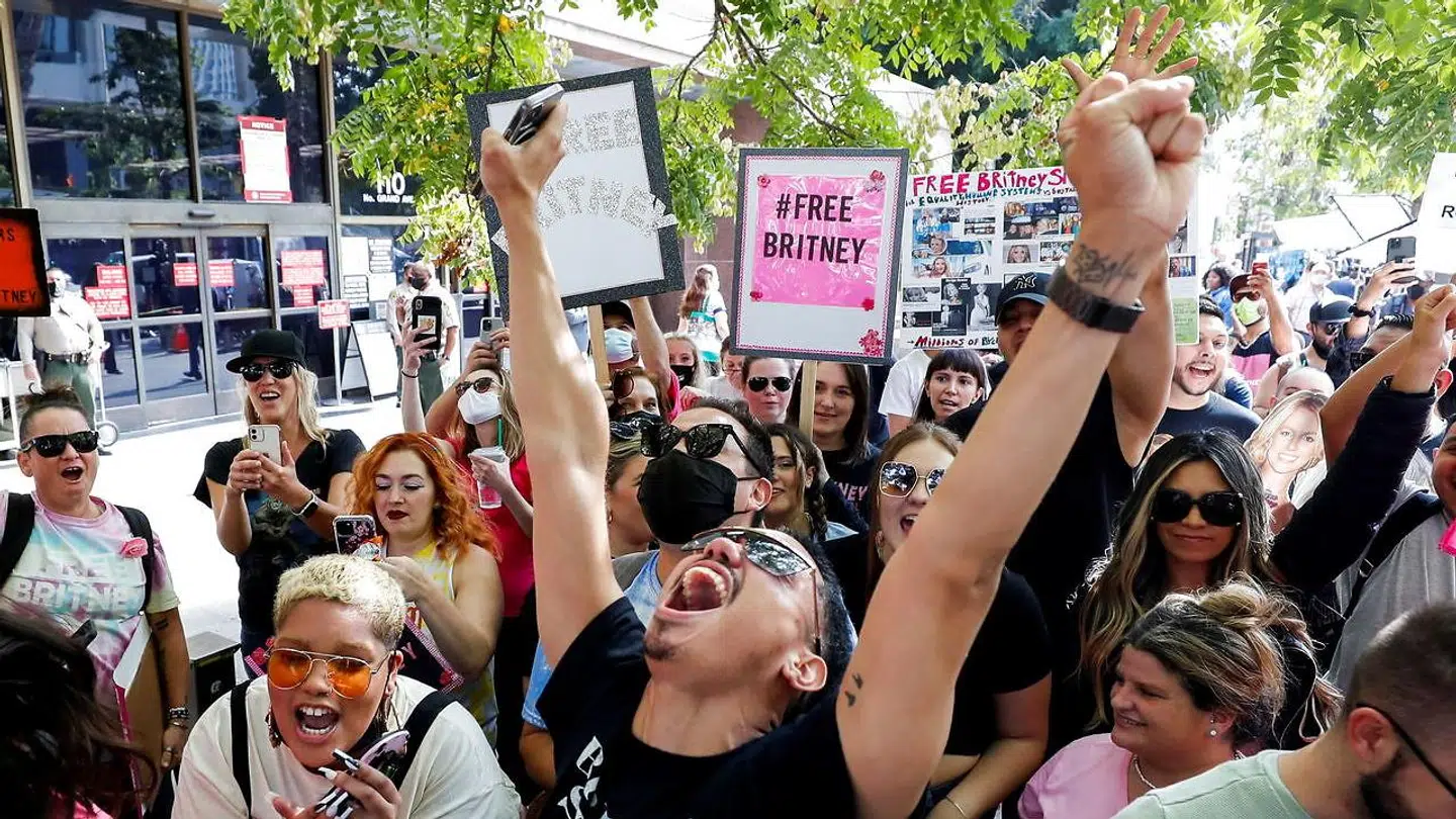 Jubelscener foran retsbygningen i Los Angeles efter nyheden om dommen.