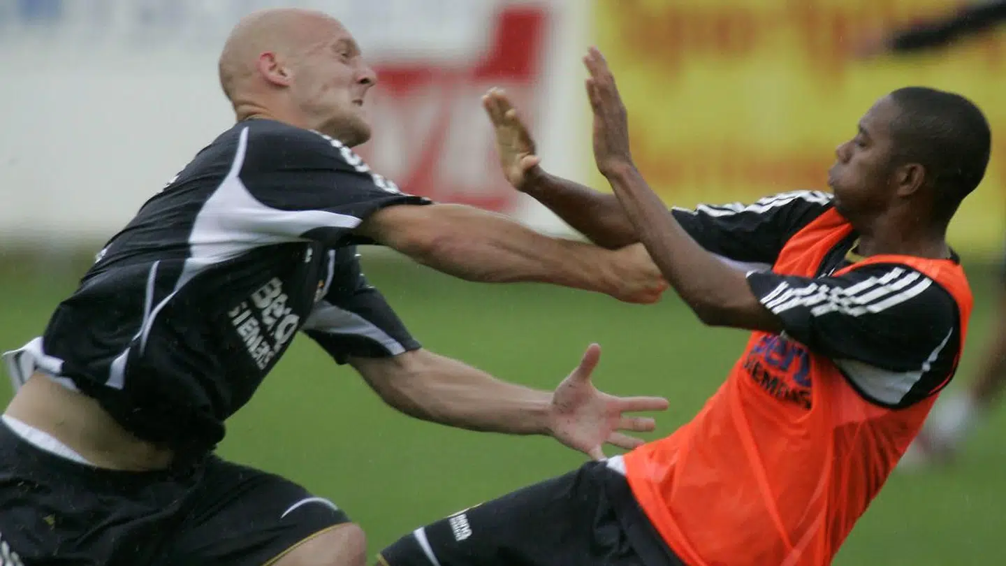 Thomas Gravesen i håndgemæng med Robinho under en træningslejr med Real Madrid i Østrig.