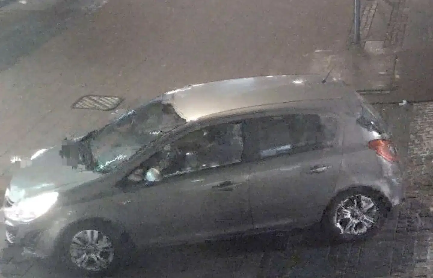 Den sølvgrå Opel Corsa, der blev brugt til rambuktyveriet.