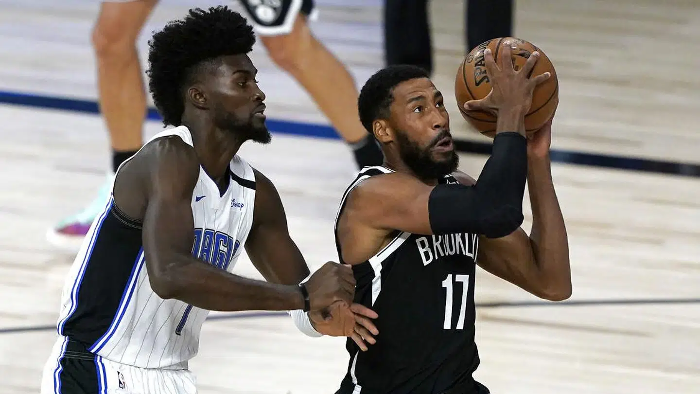 Jonathan Isaac (tv.) vil ikke vaccineres.