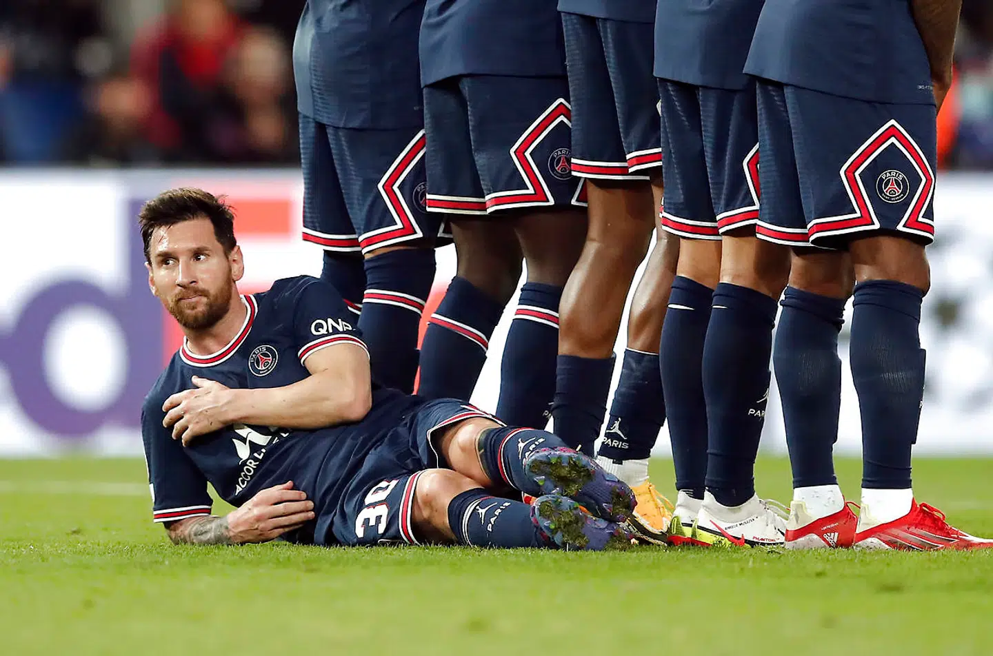 Lionel Messi tog plads under PSG-muren.