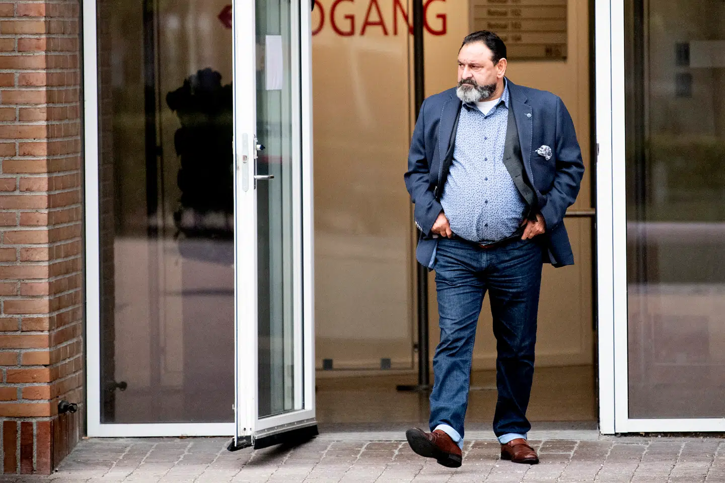 Giovanni Levakovic forlader retten i Glostrup fredag den 24. september 2021, hvor hans sønner Dollar og Jimmy blev dømt til udvisning.