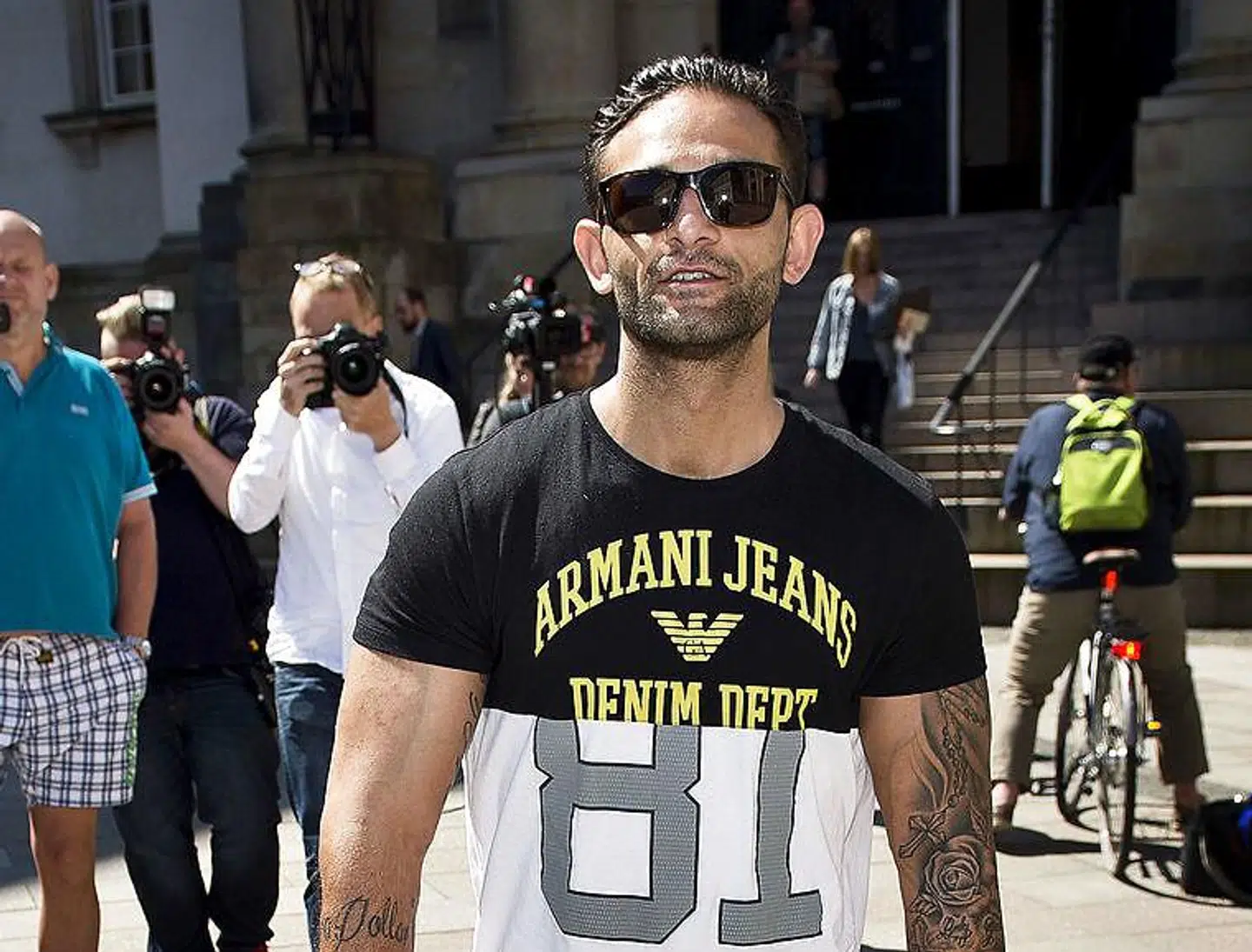 PLUS-historie. Den Europæiske Menneskerettighedsdomstol er gået for vidt, mener et bredt flertal på Christiansborg. Juraprofessor er enig: Domstolen er politisk. (se Ritzau historie 101600) - -Sagen mod Gimi Levakovic i Højesteret. Her ses Levakovic's søn Santino (tv) og hans nevø foran Højesteret foran Højesteret torsdag middag d. 12. maj 2016, hvor det nu er afgjort, at den kroatiske statsborger Gimi Levakovic undgår at blive udvist. Anklagemyndigheden får dermed ikke medhold i deres påstand. (Foto: Nils Meilvang/Scanpix 2016)