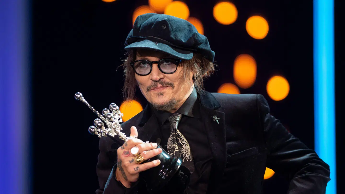 Johnny Depp modtager sin hæderspris på den spanske filmfestival San Sebastian - en prisoverrækkelse, der er blevet bredt kritiseret.