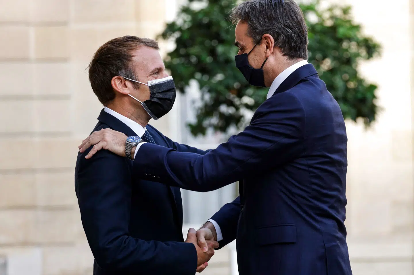Den franske præsident, Emmanuel Macron (til venstre), og den græske premierminister, Kyriakos Mitsotakis (til højre), underskrev tirsdag de to landes nye forsvarsaftale i Paris. Ludovic Marin/Ritzau Scanpix