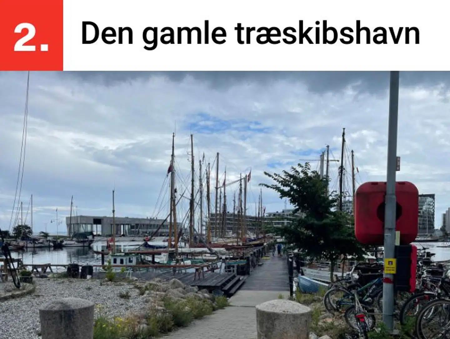 Borgmesteren nyder at få en håndbajer og en snak med folkene på træskibshavnen.
