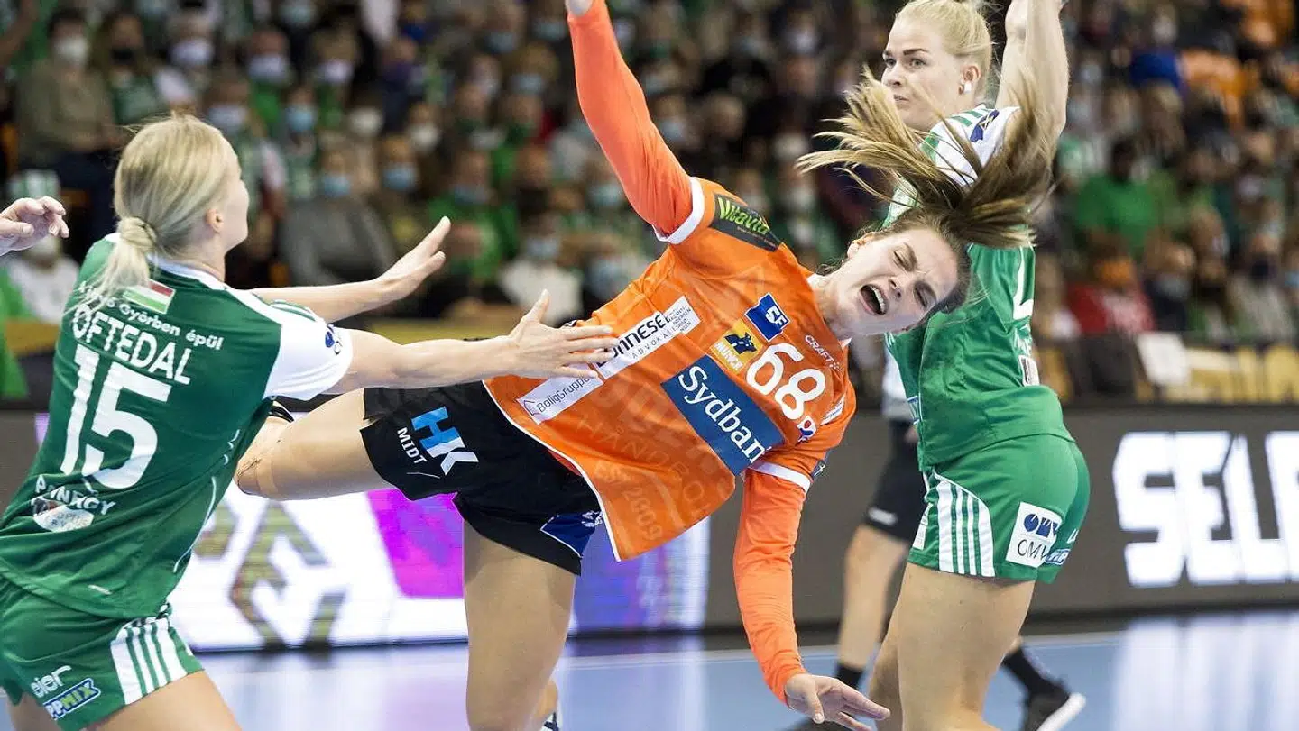 Helena Elver (i midten) på banen i oktober 2020. Odense Håndbold og landsholdet har måttet undvære hende siden december 2020.