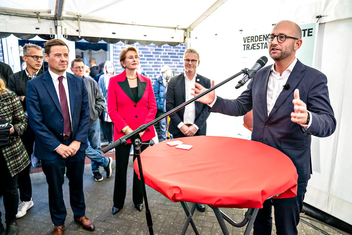 Beate Stengaard fra "Den store Bagedyst" har lavet verdens længste træstamme af overskudsfødevarer i Aalborg, mandag den 27. september 2021. Det sker ved åbningen af Wefood butikken på Godsbanen i Aalborg, hvor fødevareminister Rasmus Prehn, udviklingsminister Flemming Møller Mortensen og Karin Salling vil være til stede. Træstammen er lavet af ingredienser fra bla. Salling Group og Odense Marcipan.. (Foto: Henning Bagger/Ritzau Scanpix)