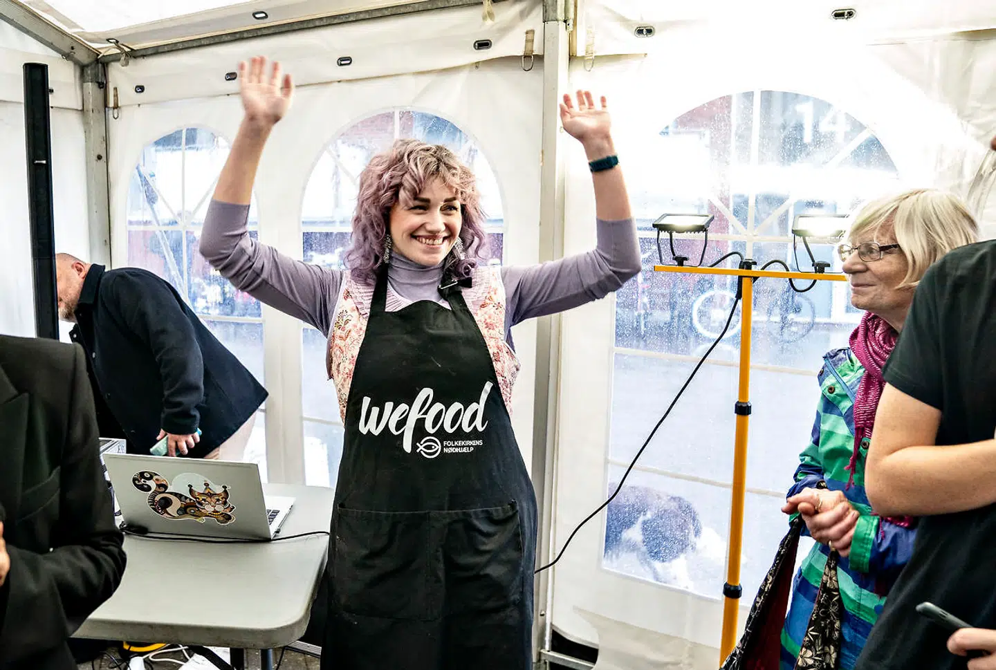 Beate Stengaard fra "Den store Bagedyst" har lavet verdens længste træstamme af overskudsfødevarer i Aalborg, mandag den 27. september 2021. Det sker ved åbningen af Wefood butikken på Godsbanen i Aalborg, hvor fødevareminister Rasmus Prehn, udviklingsminister Flemming Møller Mortensen og Karin Salling vil være til stede. Træstammen er lavet af ingredienser fra bla. Salling Group og Odense Marcipan.