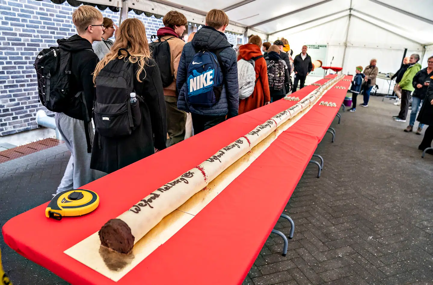 Beate Stengaard fra "Den store Bagedyst" har lavet verdens længste træstamme af overskudsfødevarer i Aalborg, mandag den 27. september 2021. Det sker ved åbningen af Wefood butikken på Godsbanen i Aalborg, hvor fødevareminister Rasmus Prehn, udviklingsminister Flemming Møller Mortensen og Karin Salling vil være til stede. Træstammen er lavet af ingredienser fra bla. Salling Group og Odense Marcipan.. (Foto: Henning Bagger/Ritzau Scanpix)