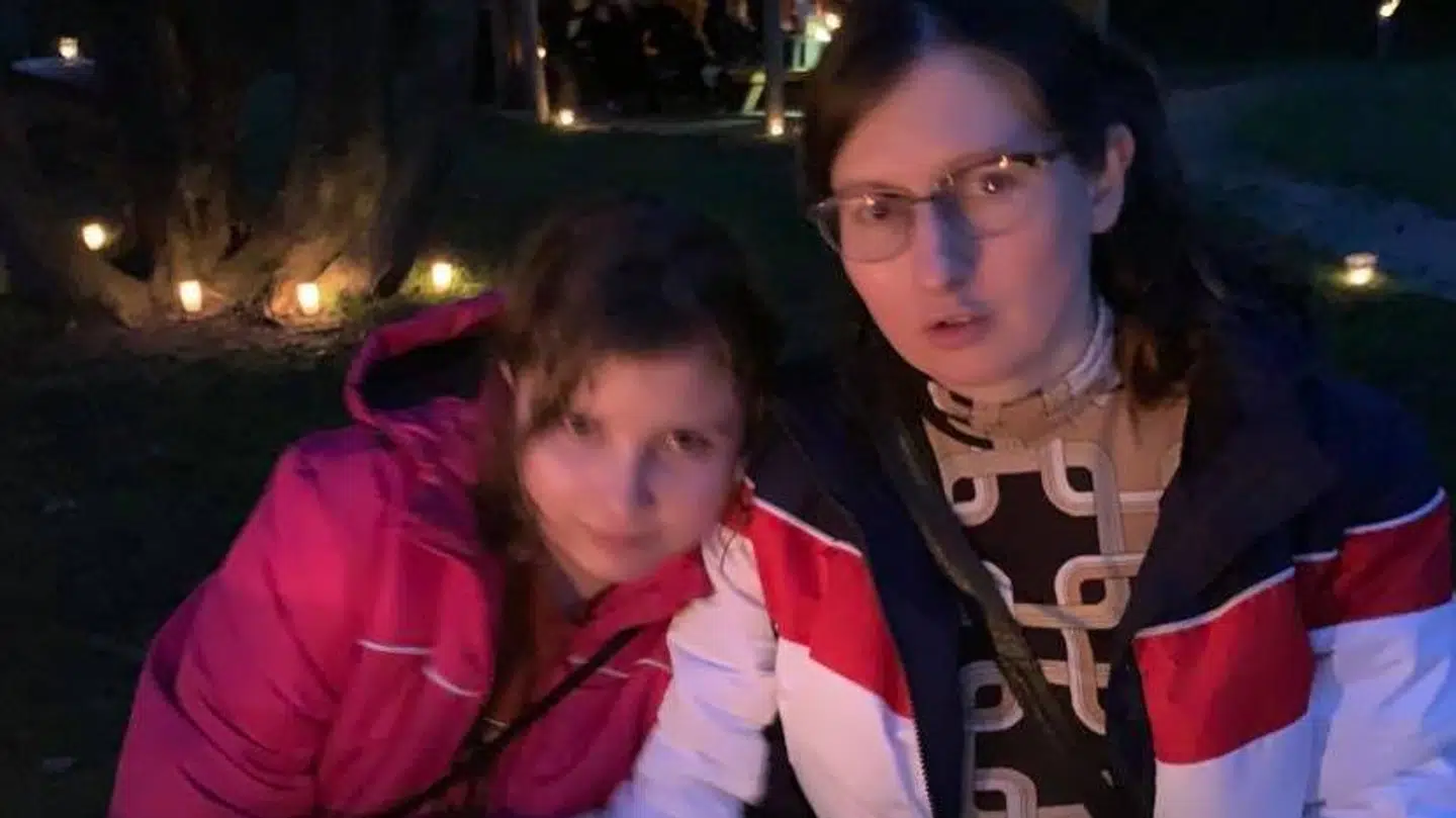 Lotte Vinkel har oprettet et borgerforslag, der skal gøre det muligt for pårørende at beholde efterladtes aske. Her er Lotte Vinkel sammen med sin datter.