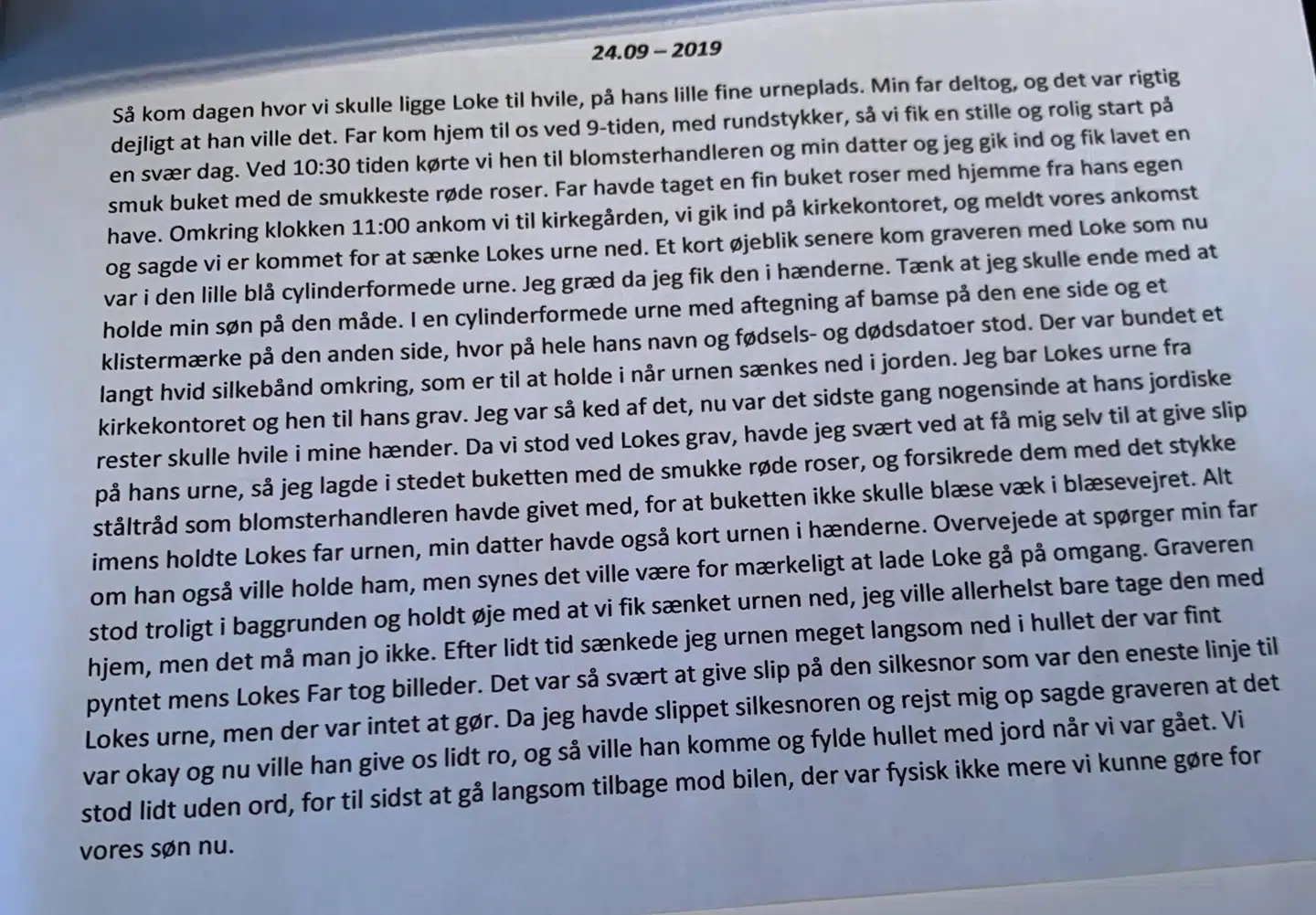 Lotte Vinkel har siden fem dage efter Lokes død skrevet dagbog. Her er et udsnit fra dagen, hvor Lokes urne blev sat ned i jorden.