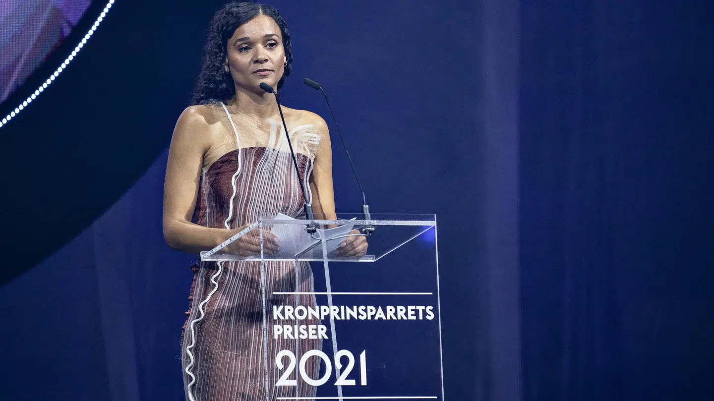 Den ene af Kronprinsparrets to Stjernedryspriser gik til producer, sangskriver og sanger Erika de Casier ved Kronprinsparrets Priser i Vejle Musikteater.