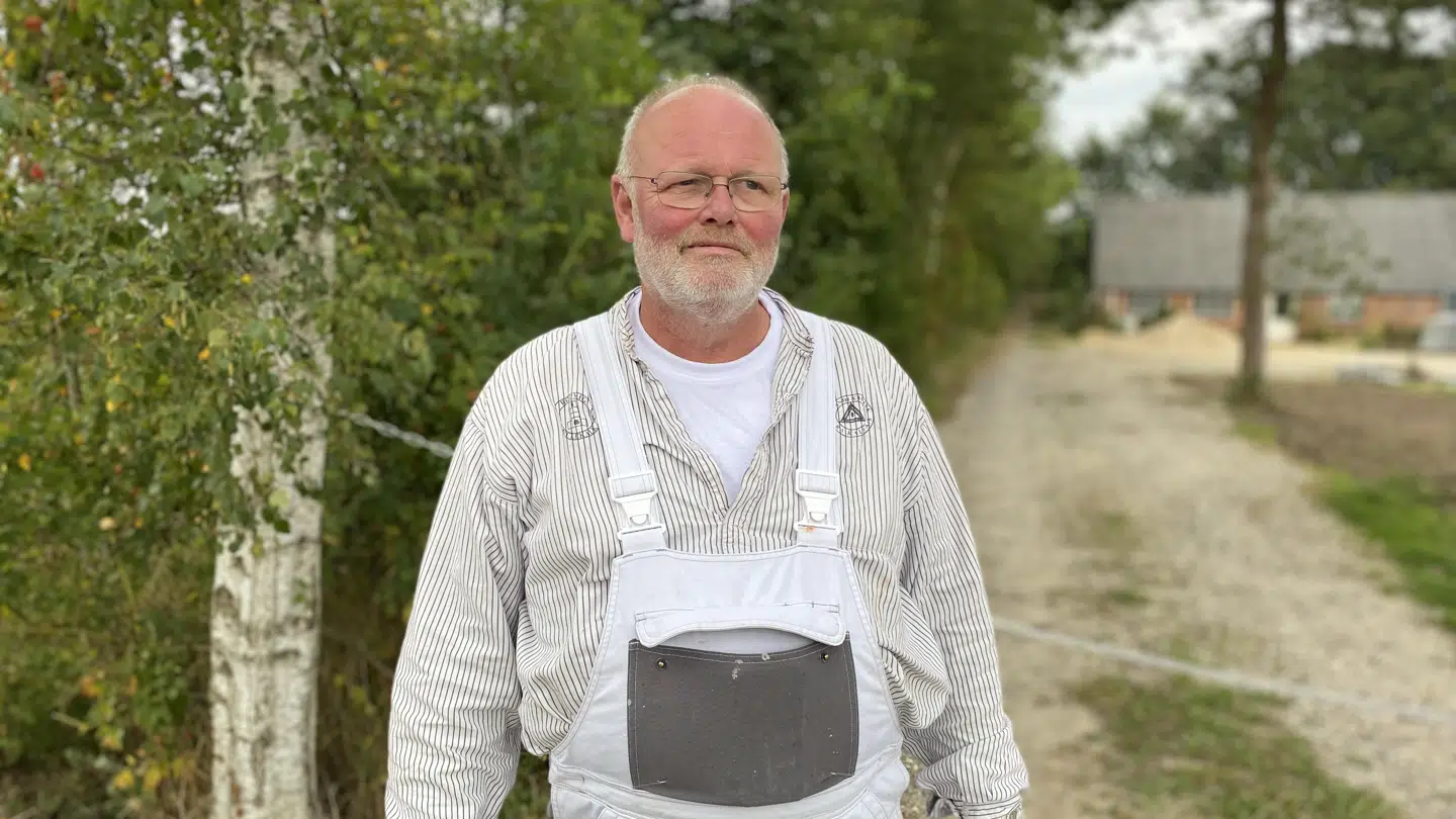 Allan Lauridsen, der bor i nærheden af den nu spærrede sti, er vred over, at han ikke længere kan benytte stien til at køre til Solbjerg by på sin scooter.