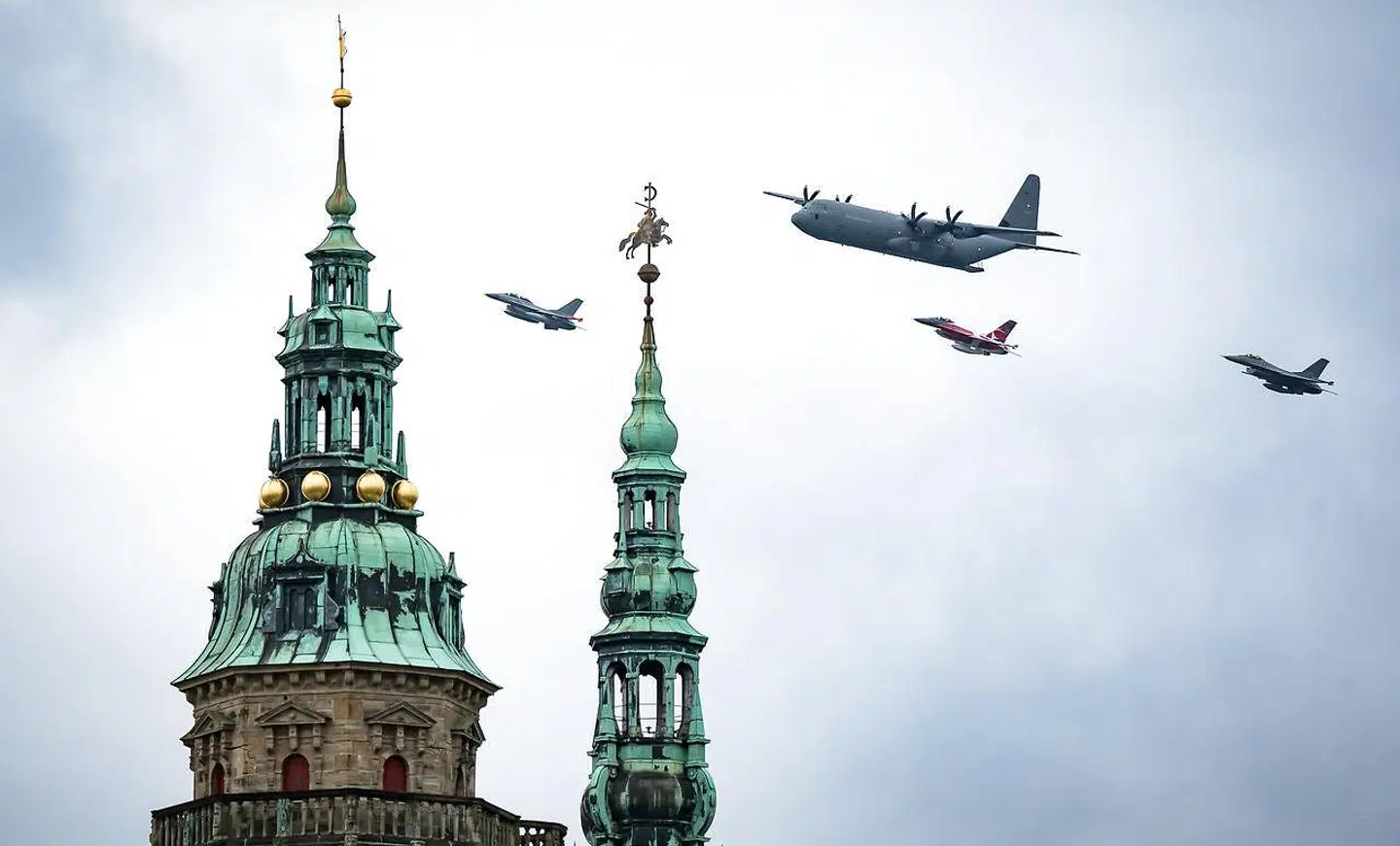 Hercules C-130 og F-16 kampfly flyver forbi Kronborg Slot i Helsingør, torsdag den 1. oktober 2020.. (Foto: Emil Helms/Ritzau Scanpix)