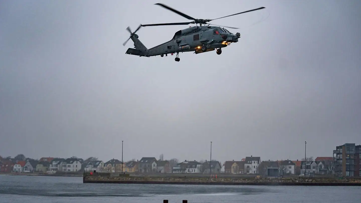 Arkivfoto: IVER SeaHawk laver opvisning i havnebassinet inden den flyver til Karup. Fregatten Iver Huitfeldt vender hjem til Danmark efter en fire måneder lang udsendelse til Hormuz-strædet. (Foto: Emil Helms/Ritzau Scanpix)
