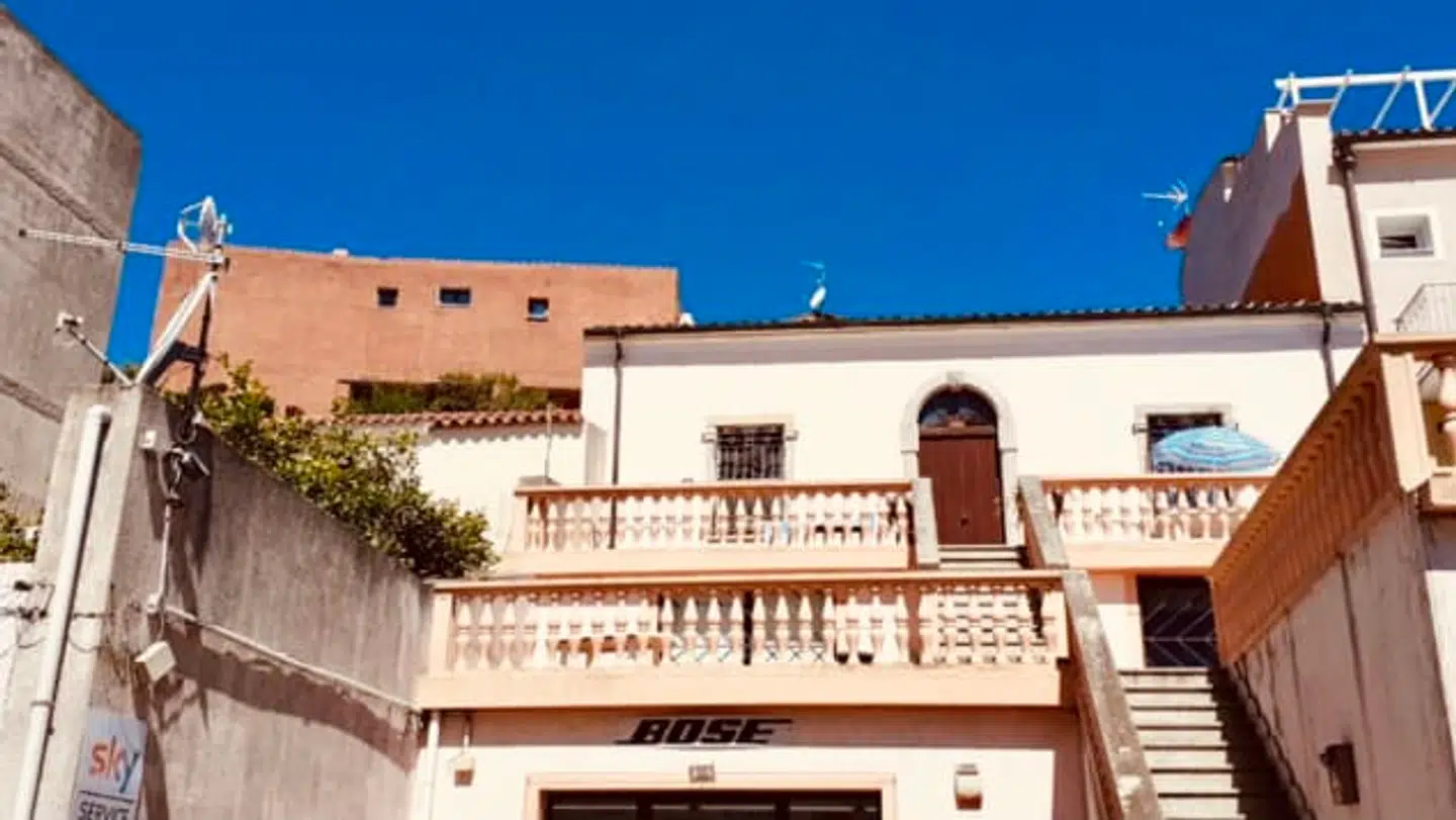 Sådan ser hans hus ud, der ligger i La Maddalena.