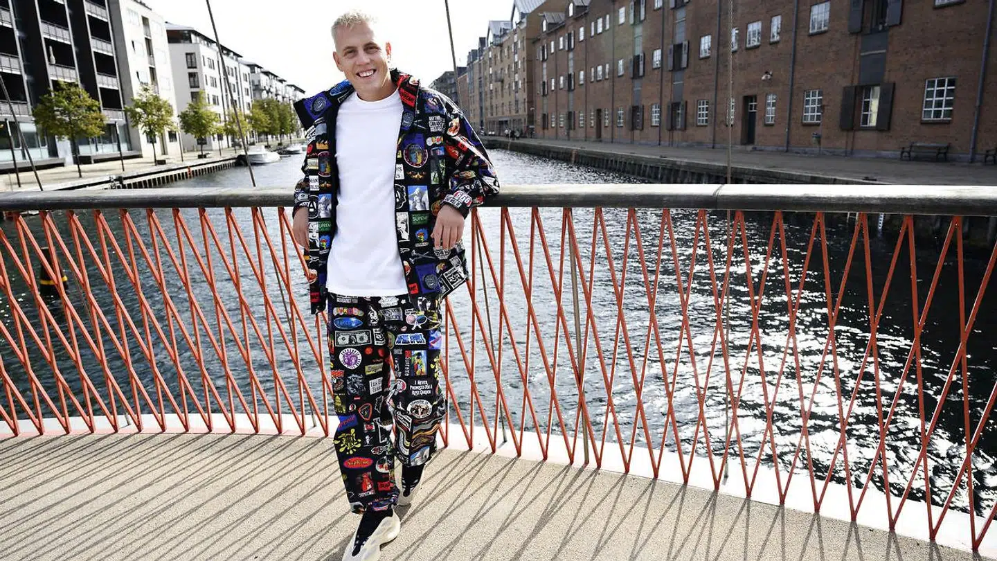 Sidste sæson iklædte Martin Jensens daværende forlovede ham i spraglet og farverigt tøj. Nu danner han par med hendes assistent, så i år kommer han selv til at vælge sine outfits i 'X Factor', hvilket han selv mener at have ret godt styr på - og der bliver fortsat ikke sparet på blikfanget.