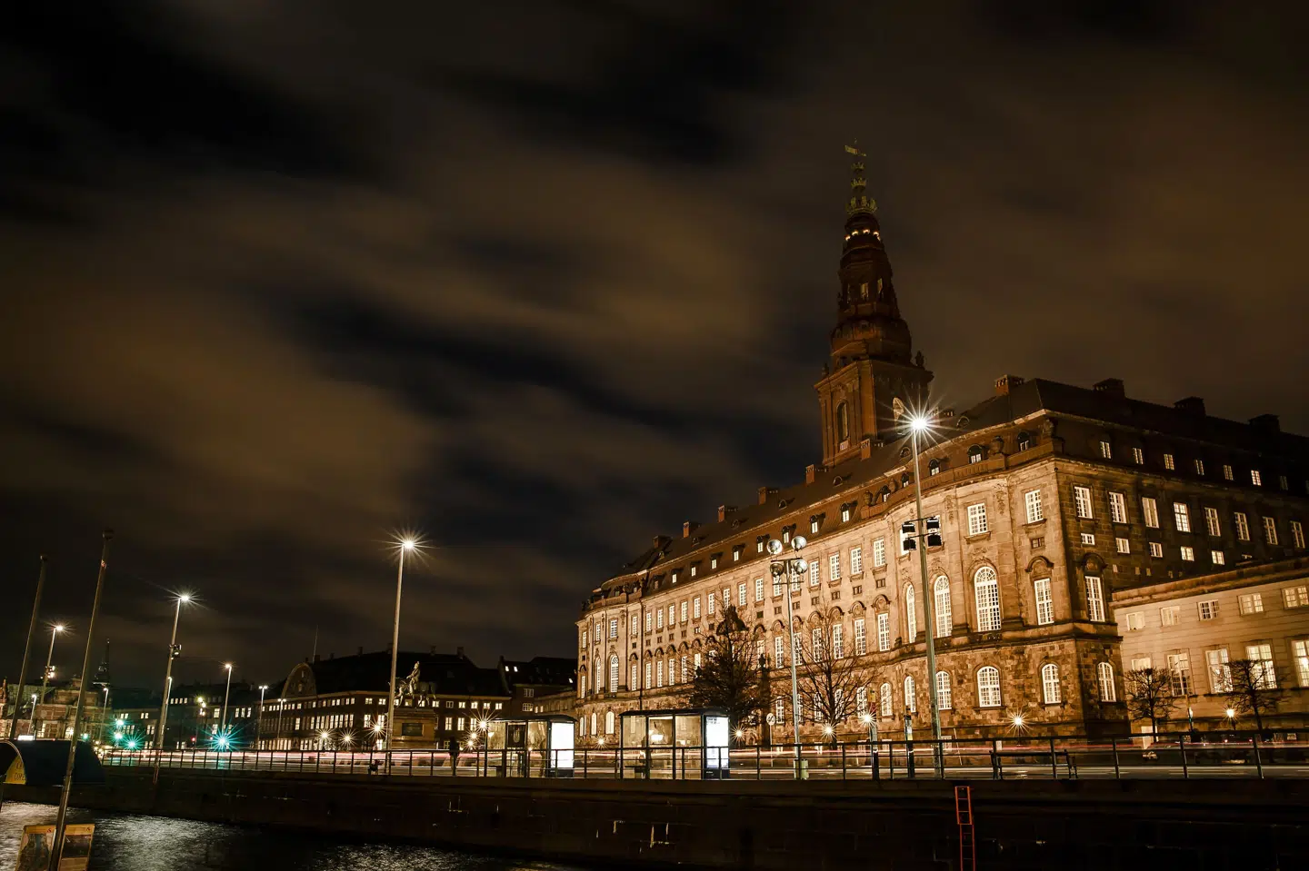 Justitsministeriet har opsagt kontrakten med sit vagtfirma, fordi flere personer er blevet sendt på vagt, selv om de har fået afvist sikkerhedsgodkendelse. (arkivfoto) Jeppe Bjørn Vejlø/Ritzau Scanpix