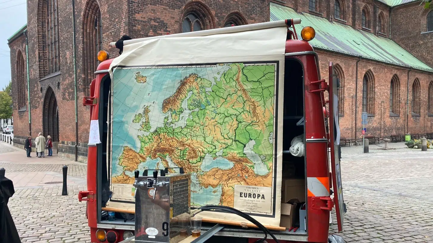 Ud over at skulle køre det meste af turen sejler gruppen med om bord på to containerskibe fra Oman til Indien og fra Sri Lanka til Singapore.