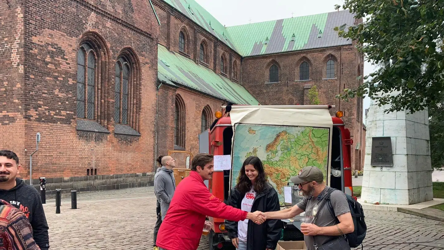 Undervejs vil gruppen gennem sociale medier invitere rejsende med om bord på brandbilen.